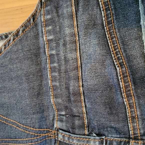 Jean-shorts overalls with North Face toque. Also looks cute with leggings 😊 - Picture 12 of 12